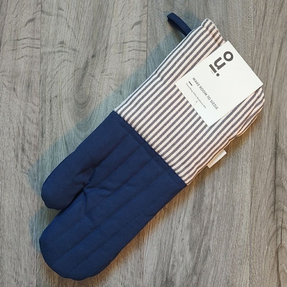 New With‎ Tag OUI (Sold At Indigo) Everything Utility Barbecue Mitt